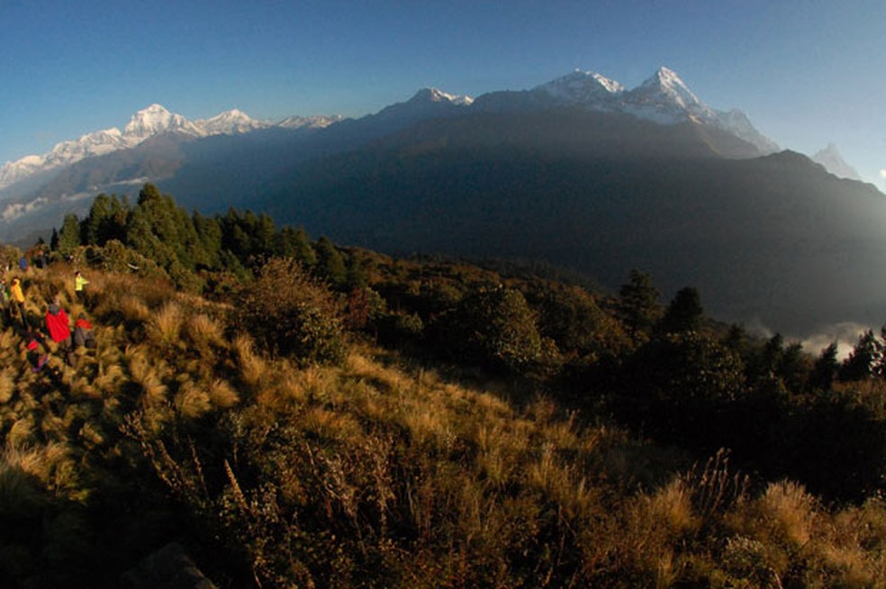 Foto de outubro de 2014 mostra a vista da trilha do Annapurna, no centro do Nepal — Foto: Malcolm Foster/AP