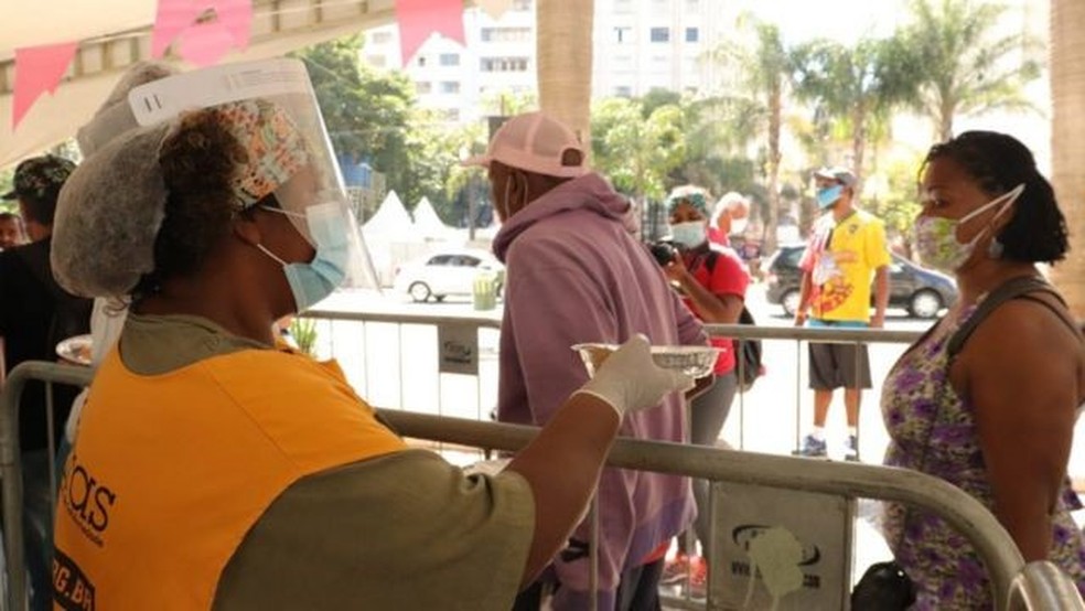 Fransciscanos distribuem 2400 refeições por dia no largo São Francisco, no centro de São Paulo — Foto: Divulgação 