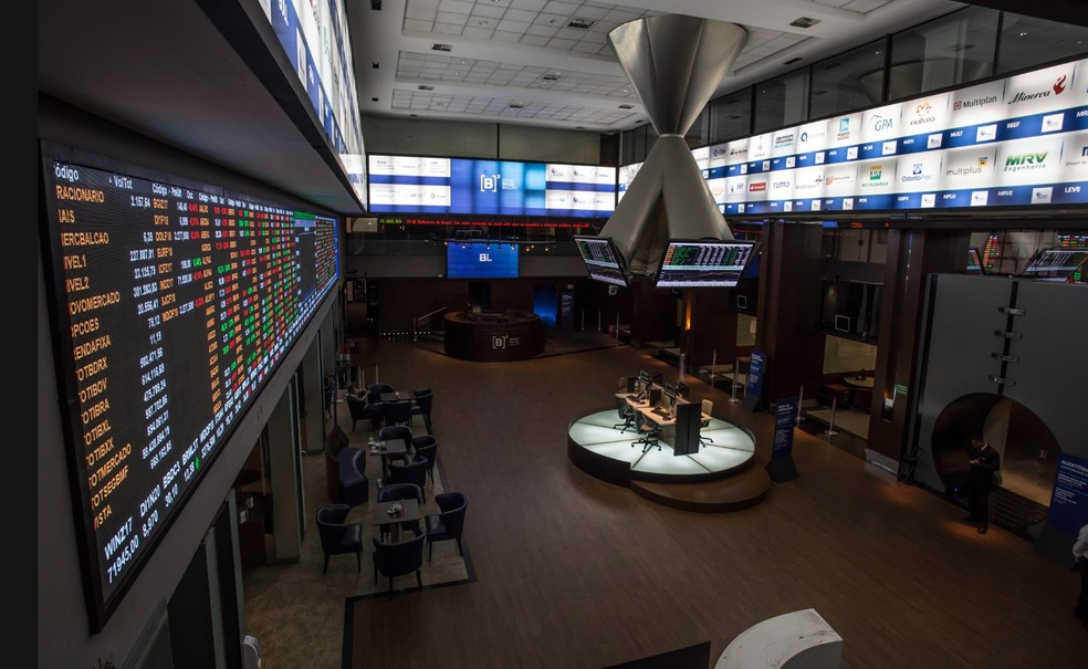 Ibovespa destoa do exterior e cai; dólar opera na casa de ...