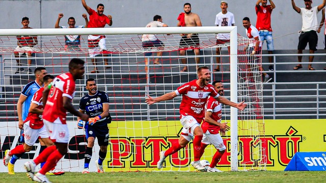 Fábio Alemão comemora o segundo gol do CRB contra o CSA