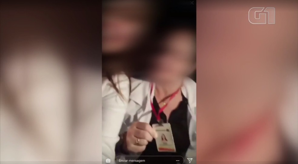 FuncionÃ¡ria pÃºblica exibiu crachÃ¡ durante o vÃ­deo divulgado nas redes sociais (Foto: ReproduÃ§Ã£o/redes sociais)