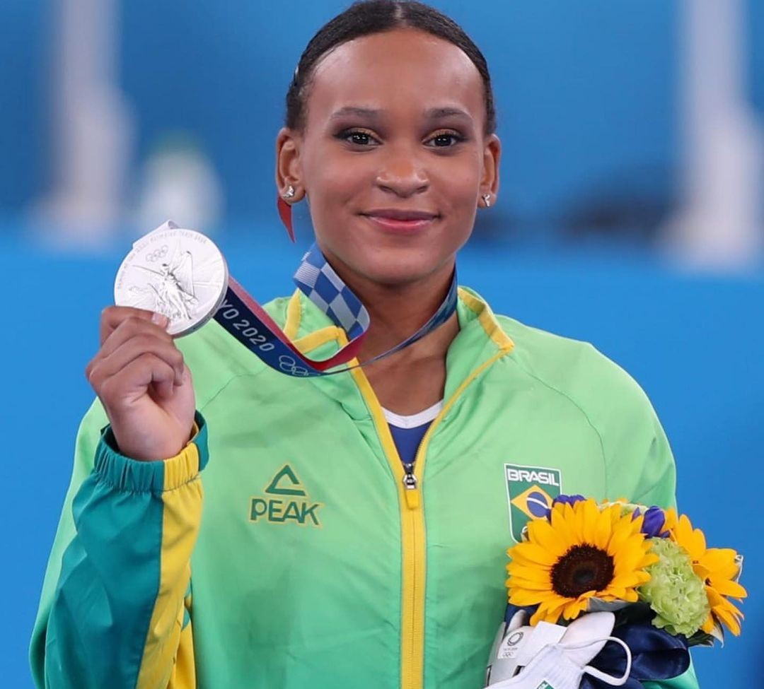Rebeca Andrade conquista a primeira medalha olímpica em ginástica artística feminina para o Brasil (Foto: Ricardo Bufolin/CBG)