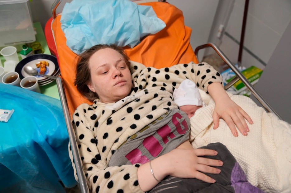 Mariana Vishegirskaya deu à Luz após fugir de bombardeio em maternidade (Foto: Evgeniy Maloletka)