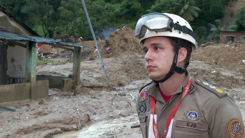 Major do Corpo de Bombeiros Rafael Queiroz do Corpo de Bombeiros em Vila dos Milagres na quarta-feira (1º) — Foto: Reprodução / TV Globo