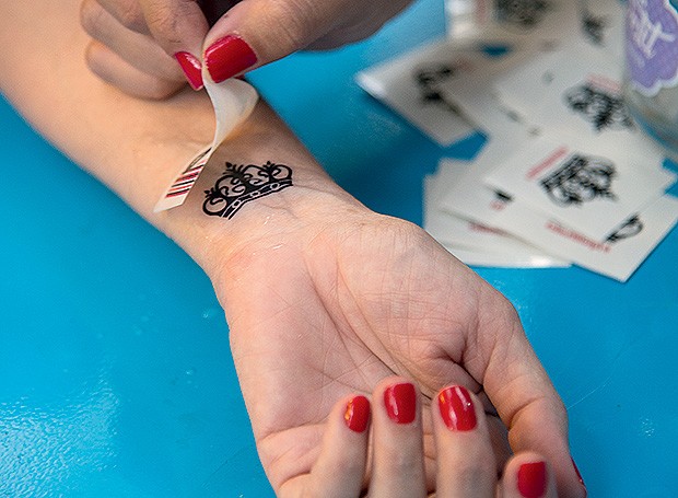 Brincadeira para adultos e crianças: tattoo lavável (Foto: Cacá Bratke/Editora Globo)