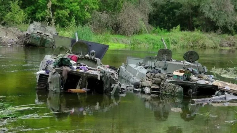 Os militares ucranianos divulgaram essas fotos de veículos russos aparentemente abandonados em um rio (Foto: REUTERS via BBC)