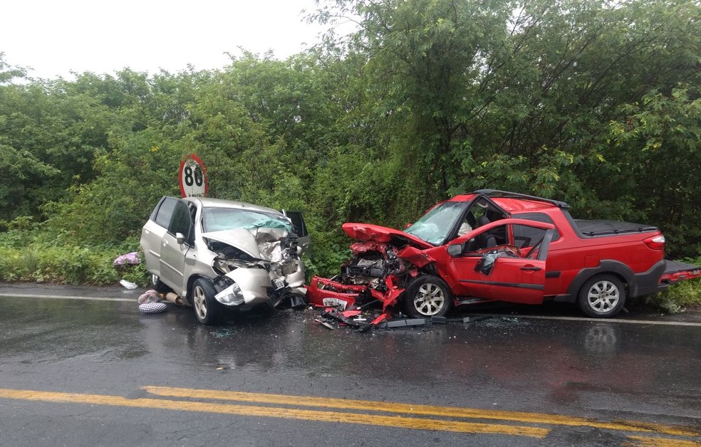Duas pessoas morreram e sete ficaram feridas em um acidente frontal envolvendo dois carros na MGC-122, no Norte de Minas (Foto: Corpo de Bombeiros/Divulgação)