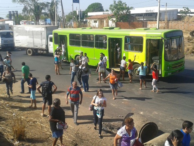 Familiares dos presos da Casa de Custódia pararam um ônibus e passageiros obrigados a descer em Teresina (Foto: Gustavo Almeida/G1)