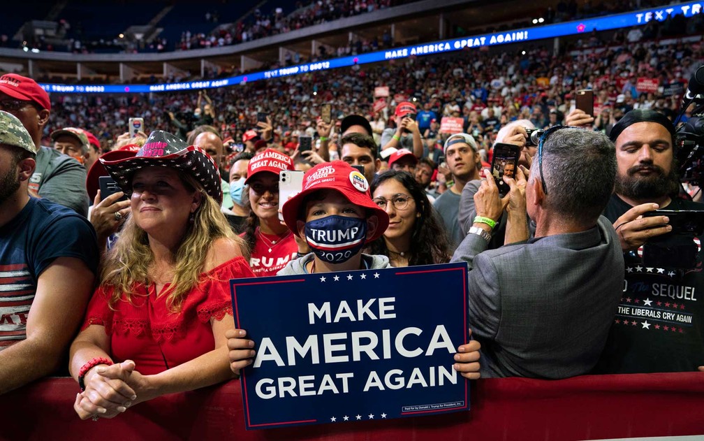 Maior parte dos apoiadores do presidente Donald Trump dispensou máscaras e não obedeceu ao protocolo de distanciamento social — Foto: Evan Vucci / AP Photo