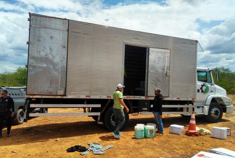 Caminhão é recuperado em Santa Maria da Boa Vista (Foto: Divulgação/ Polícia Civil)