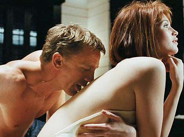 Gemma Arterton e Daniel Craig em cena de '007 - Quantum of Solace' (2008) (Foto: Divulgação)