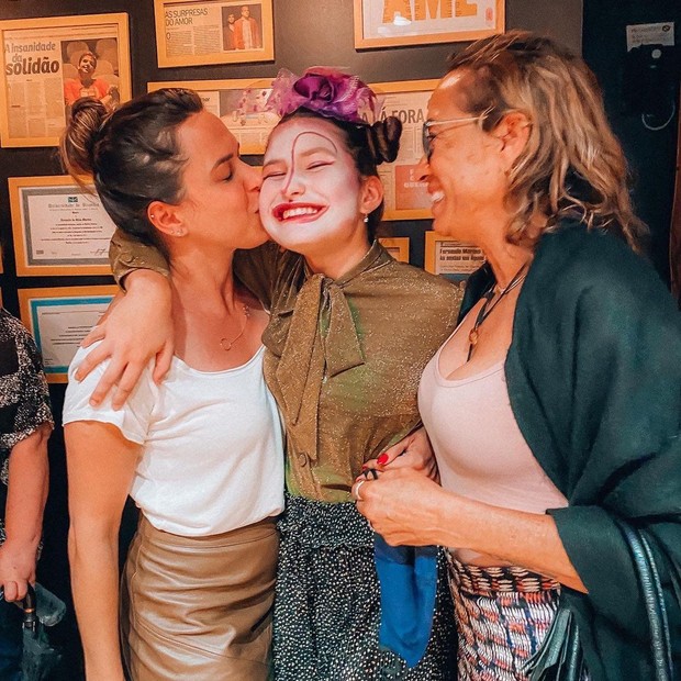 Sofia recebe o carinho da mãe, Ana Ceolin, e da avó, Telma Cristina Ceolin (Foto: Reprodução/Instagram)