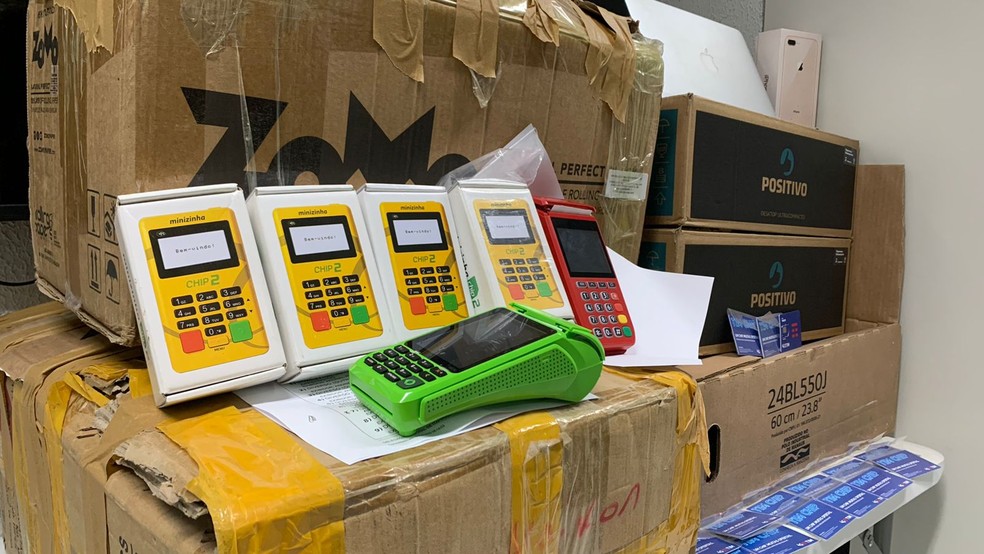Maquinas de cartões, computadores e cartões foram apreendidos na operação — Foto: Polícia Civil