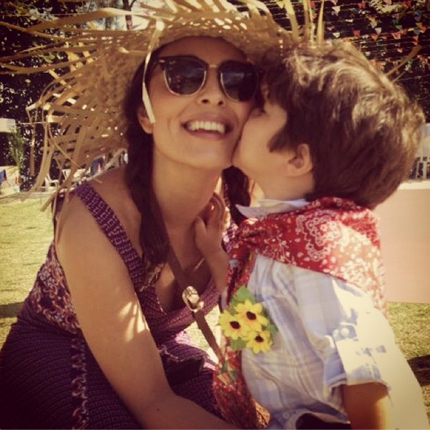 Juliana ganha um beijo de Pedro, seu filho mais velho (Foto: Reprodução / Instagram)