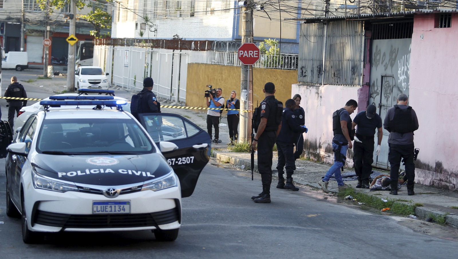 Uma moradora morreu na Vila Cruzeiro, na Penha, durante a operação integrada — Foto: Fabiano Rocha / Agência O Globo