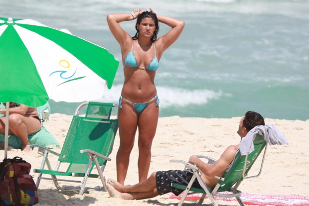 Giulia Costa beija muito em praia no Rio (Foto: AgNews)