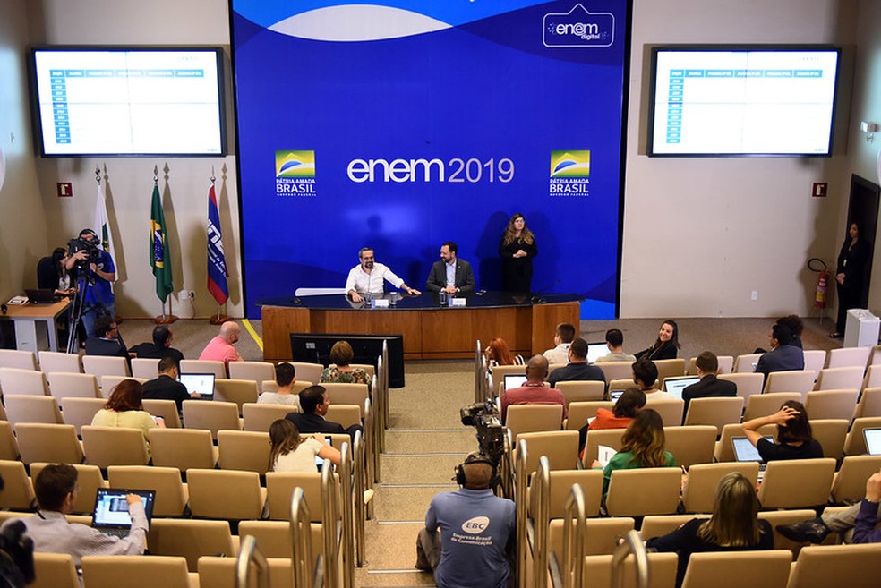 Abraham Weintraub, ministro da Educação, e Alexandre Lopes, presidente do Inep, comentam o segundo dia do Enem 2019 — Foto: Gabriel Jabur/Divulgação/MEC