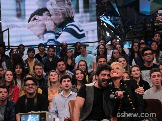 Xuxa faz uma surpresa para o namorado Junno Andrade (Foto: TV Globo/Altas Horas)