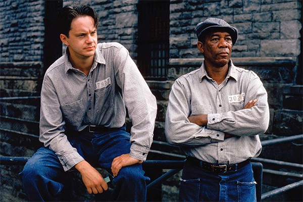 Tim Robbins e Morgan Freeman em cena de Um Sonho de Liberdade (1997) (Foto: Divulgação)