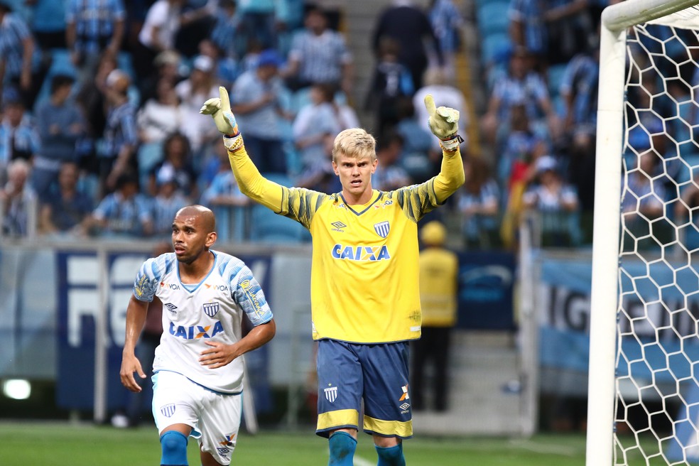 goleiro Douglas Friedrich, do Avaí, comemora após defender cobrança de pênalti de Edílson (Foto: Agência Estado)
