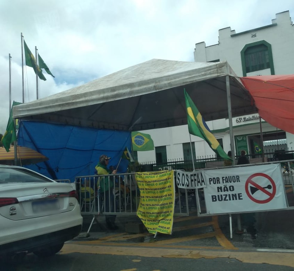 Bloqueio em frente ao 63º Batalhão de Infantaria em Florianópolis em 29 de novembro — Foto: Joana Caldas/g1