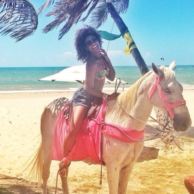 Érika Januza em cima de cavalo (Foto: Instagram)