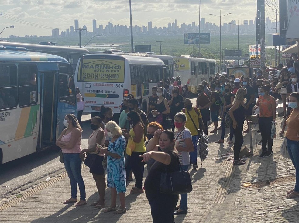 Parada de ônibus lotada em Natal RN Rio Grande do Norte — Foto: Kléber Teixeira/Inter TV Cabugi