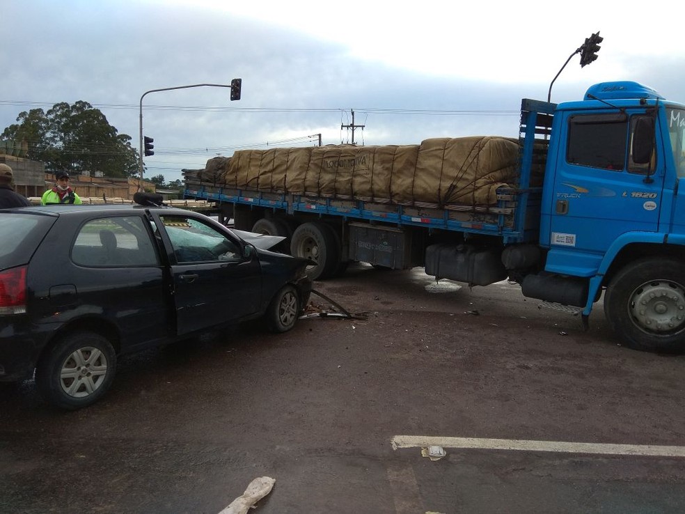 Acidente aconteceu na manhã deste domingo (22), em Fazenda Rio Grande (Foto: Divulgação/PRF)