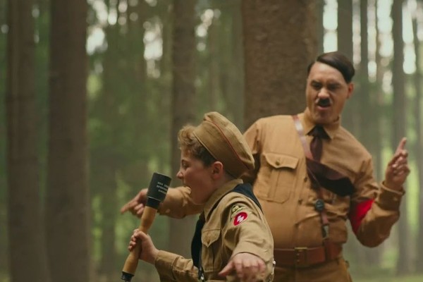 Taika Waititi como um Hitler imaginário em cena de Jojo Rabbit (Foto: Reprodução)
