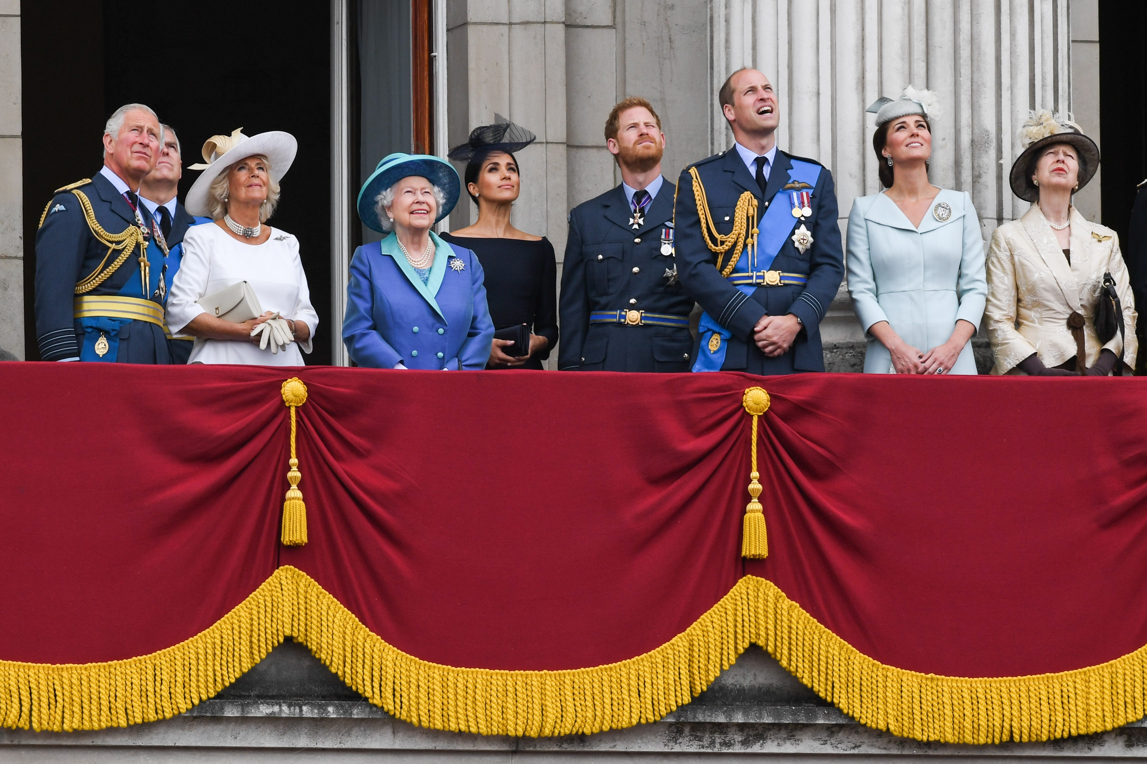 A rainha Elizabeth II na companhia do príncipe Charles, do príncipe William, da duquesa Kate Middleton, do príncipe Harry e da duquesa Meghan Markle e de outros membros da família real britânica em um evento da realeza (Foto: Getty Images)