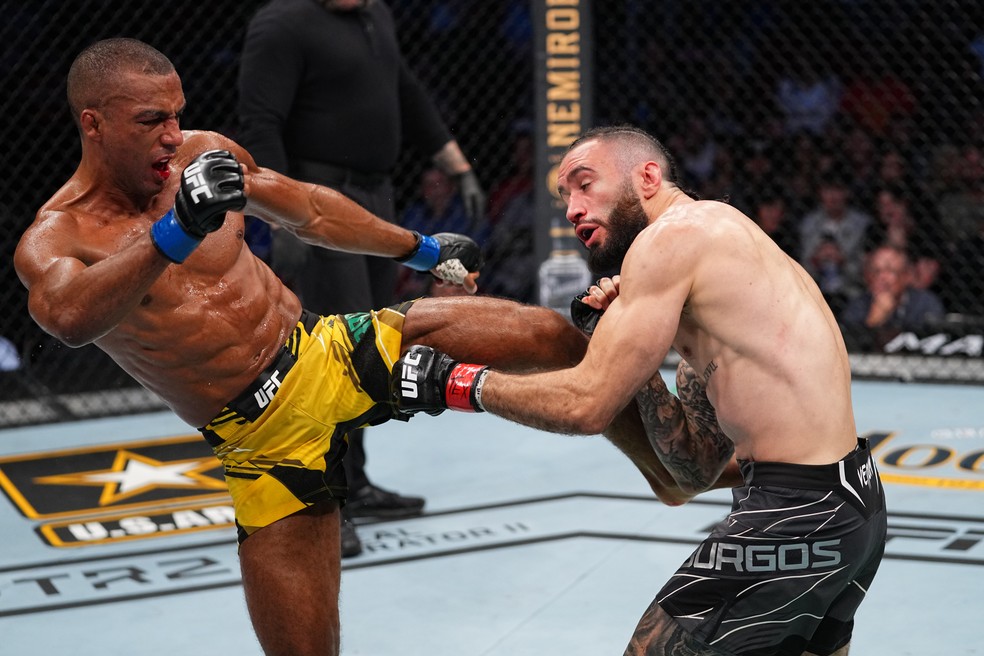 Edson Barboza castigou Shane Burgoscom chutes no  UFC 262 — Foto: Getty Images
