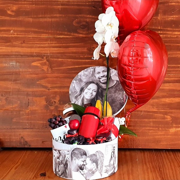 Viviane Araújo ganha surpresa em aniversário de namoro (Foto: Reprodução/Instagram)