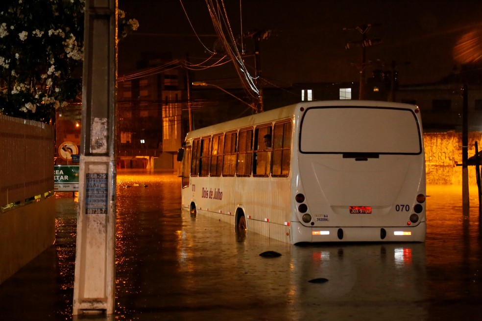 Chuvas começaram na noite de sexta-feira — Foto: Divulgação/Prefeitura de Lauro de Freitas