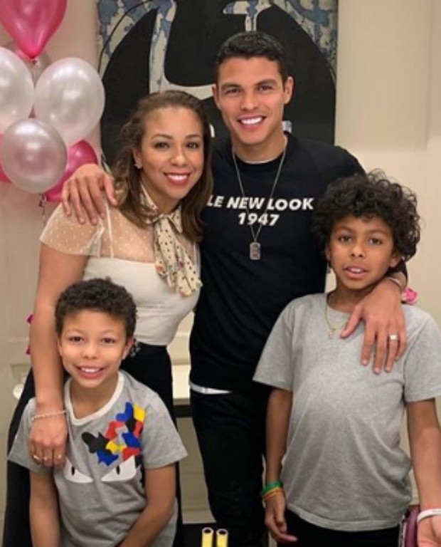 Belle Silva e Thiago Silva com os filhos (Foto: Reprodução Instagram)
