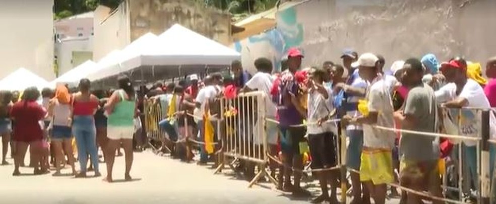 Cordeiros fazem fila para receber pagamento após o carnaval de Salvador — Foto: Reprodução / TV Bahia