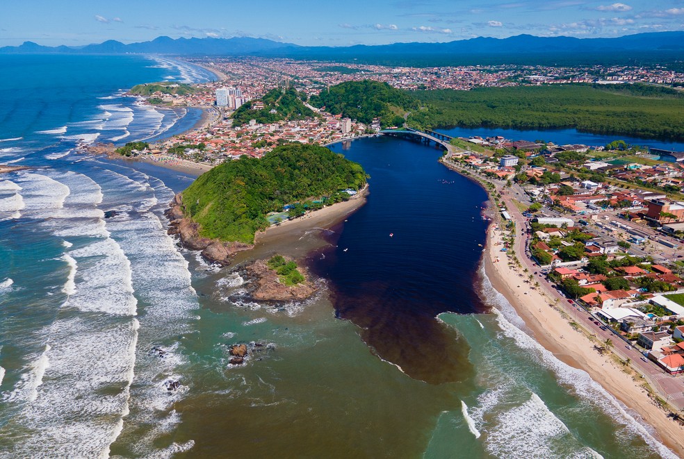 Encontro do Rio Itanhaém com o mar antes das fortes chuvas — Foto: Nícolas Schukkel