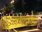 Manifestantes realizam passeata pelas ruas de Santos