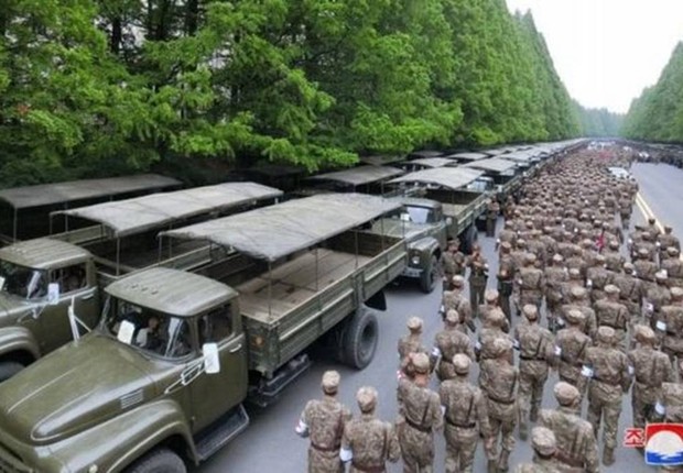 O exército foi mobilizado para distribuir seu estoque de remédios, como mostram as imagens da televisão da Coreia do Norte. (Foto: KCTV)