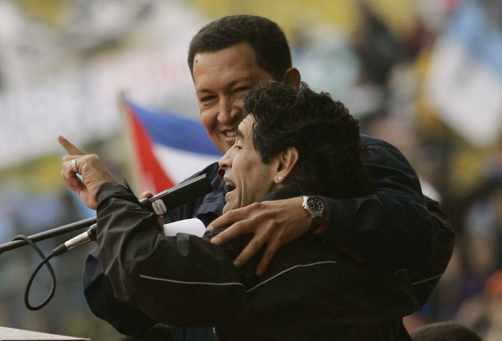 Maradona é fotografado ao lado de Hugo Chávez, ex-presidente da Venezuela, em Buenos Aires no dia 4 de novembro de 2005 — Foto: Dario Lopez-Mills/AP/Arquivo