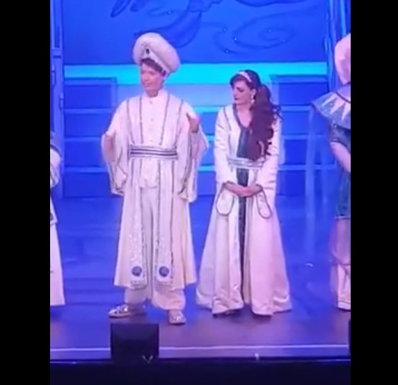 O instante no qual o ator Matthew Pomeroy, intérprete de Aladdin, pede a namorada Natasha Lamb, intérprete de Jasmine, em casamento (Foto: YouTube)