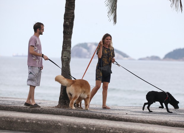 Paula Burlamaqui passeia com seus cachorros durante a quarentena em São Conrado (Foto: Agnews)