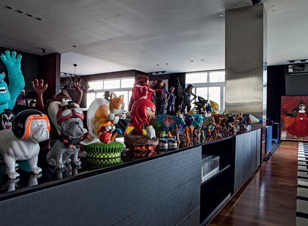 Colecionar bonecos de Toy Art está entre os hobbies de Diogo. Os exemplares aparecem em destaque no aparador (Foto: Lufe Gomes/Editora Globo)