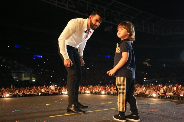 Gusttavo Lima recebe os filhos em show (Foto: Amauri Nehn/Brazil News)