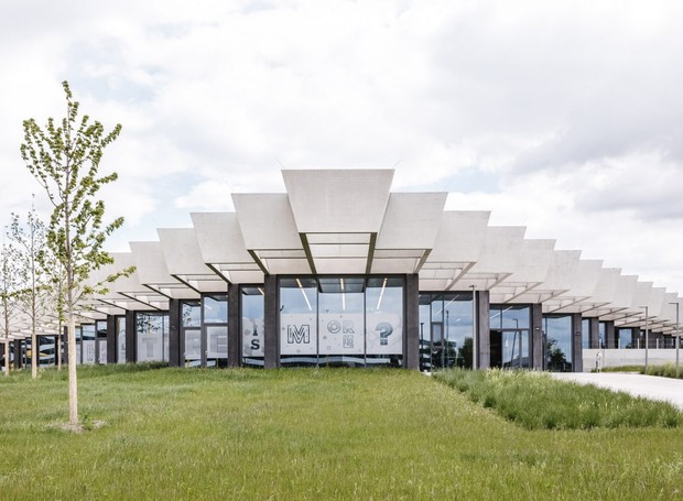 Denominada 'HALFTIME', a estrutura de 15.500m² possui salas corporativas, cantina para os funcionários e espaços de convivência (Foto: Reprodução/designboom)