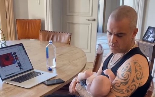 Robbie Williams Encanta Fas Com Video Ninando Filho Recem Nascido Monet Celebridades