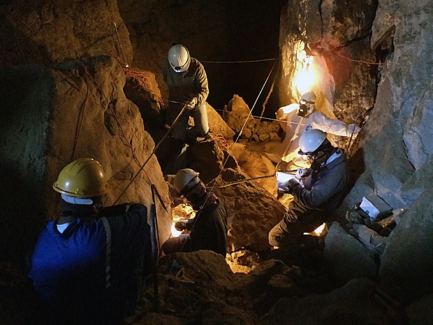 En una imagen de agosto de 2011, arqueólogos trabajan en la cueva La Sepultura (Foto: Inah/AFP)