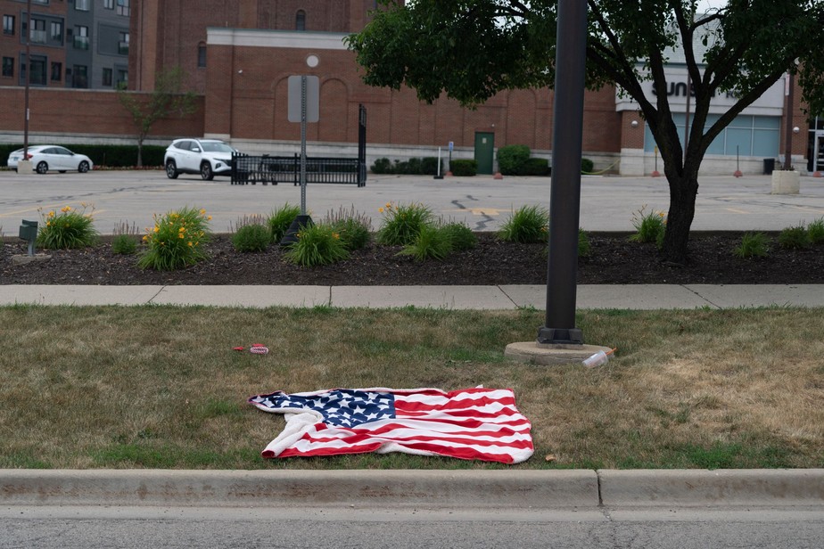 Toalha com desenho da bandeira dos EUA abandonada em Highland Park, após ataque que deixou seis mortos