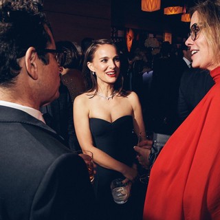 Todas as atenções voltadas para Natalie Portman durante a festa da Vanity Fair (Foto: Reprodução / Instagram)