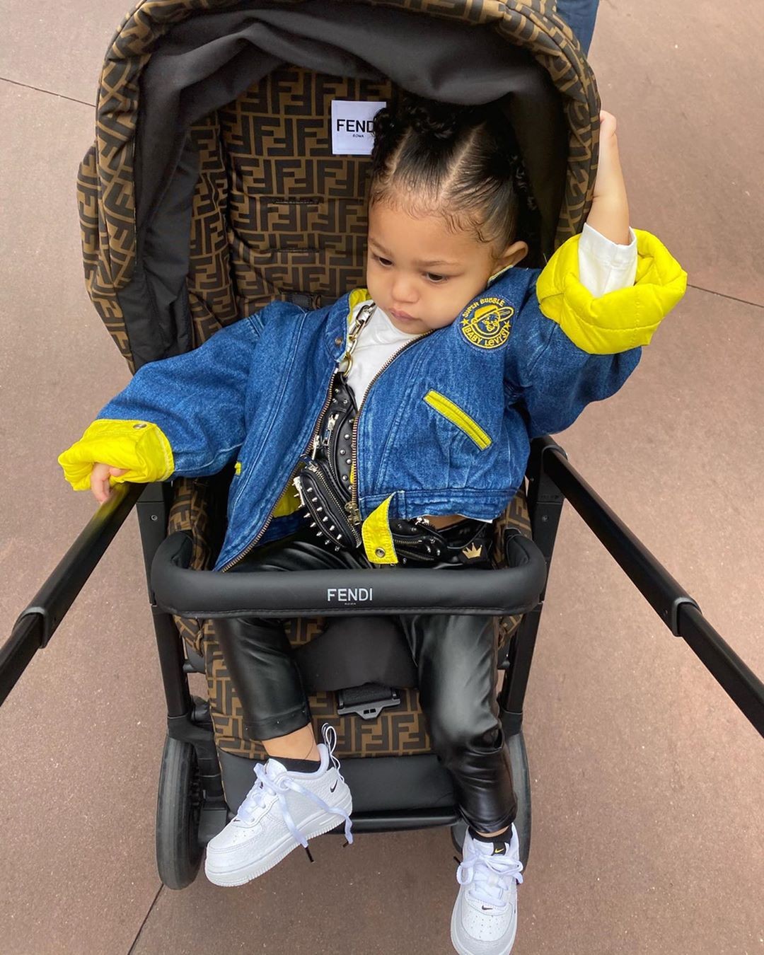 Stormi Webster, filha de Kylie Jenner e Travis Scott, passeando na Disney em carrinho de R$ 9.218,92 (Foto: Reprodução/ Instagram)