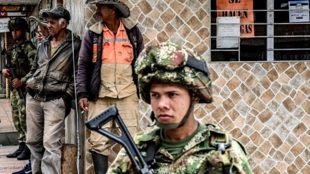O exército está nas ruas de algumas cidades colombianas após o toque de recolher (Foto: GETTY IMAGES (via BBC))